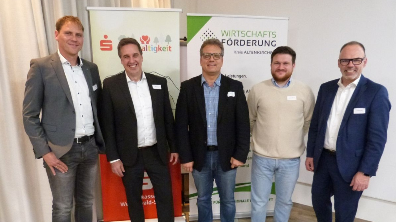 (von links) Lars Kober (Wirtschaftsförderung), Markus Feller (S-Management Services GmbH), Timo Gensel (Landesamt für Umwelt Rheinland-Pfalz), Bastian Börsch (432Hz GmbH) und Andreas Görg (Sparkasse Westerwald-Sieg).